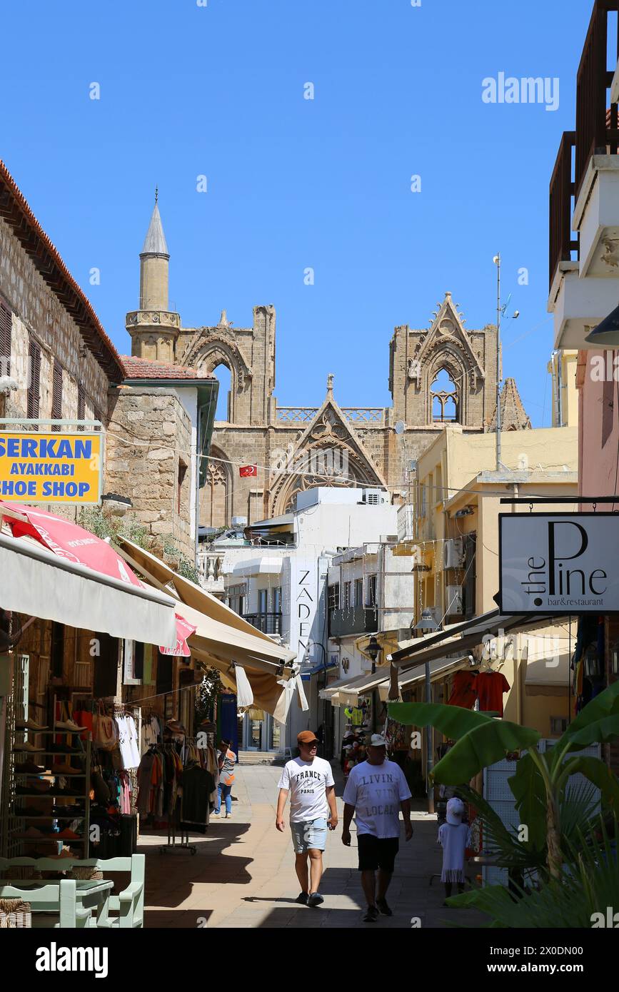 Famagouste, Chypre du Nord-août 30,2023:touristes non identifiés marchant sous un fort soleil d'été dans le quartier commerçant populaire à l'intérieur du château Banque D'Images