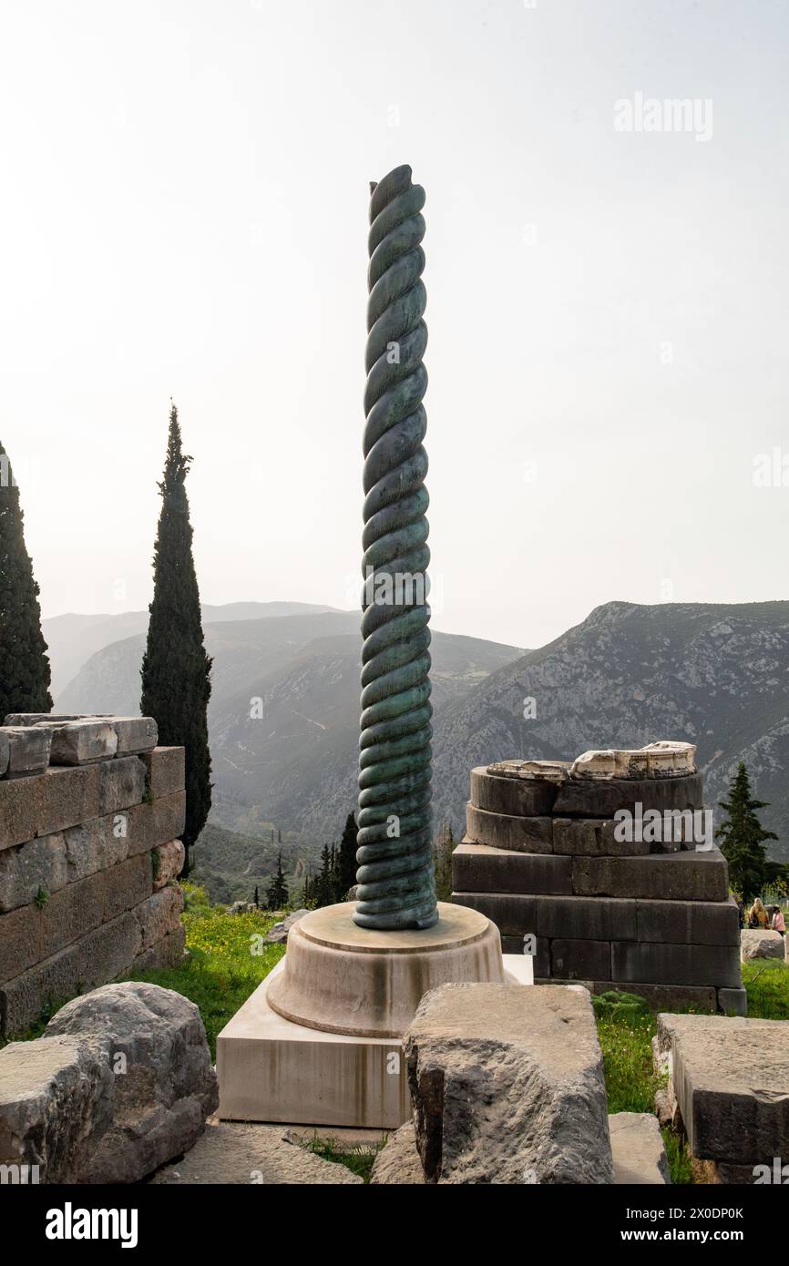 Colonne de serpentine, Tripode Plataean ou Tripode Delphi devant le temple d'Apollon à Delphes, en Grèce Banque D'Images