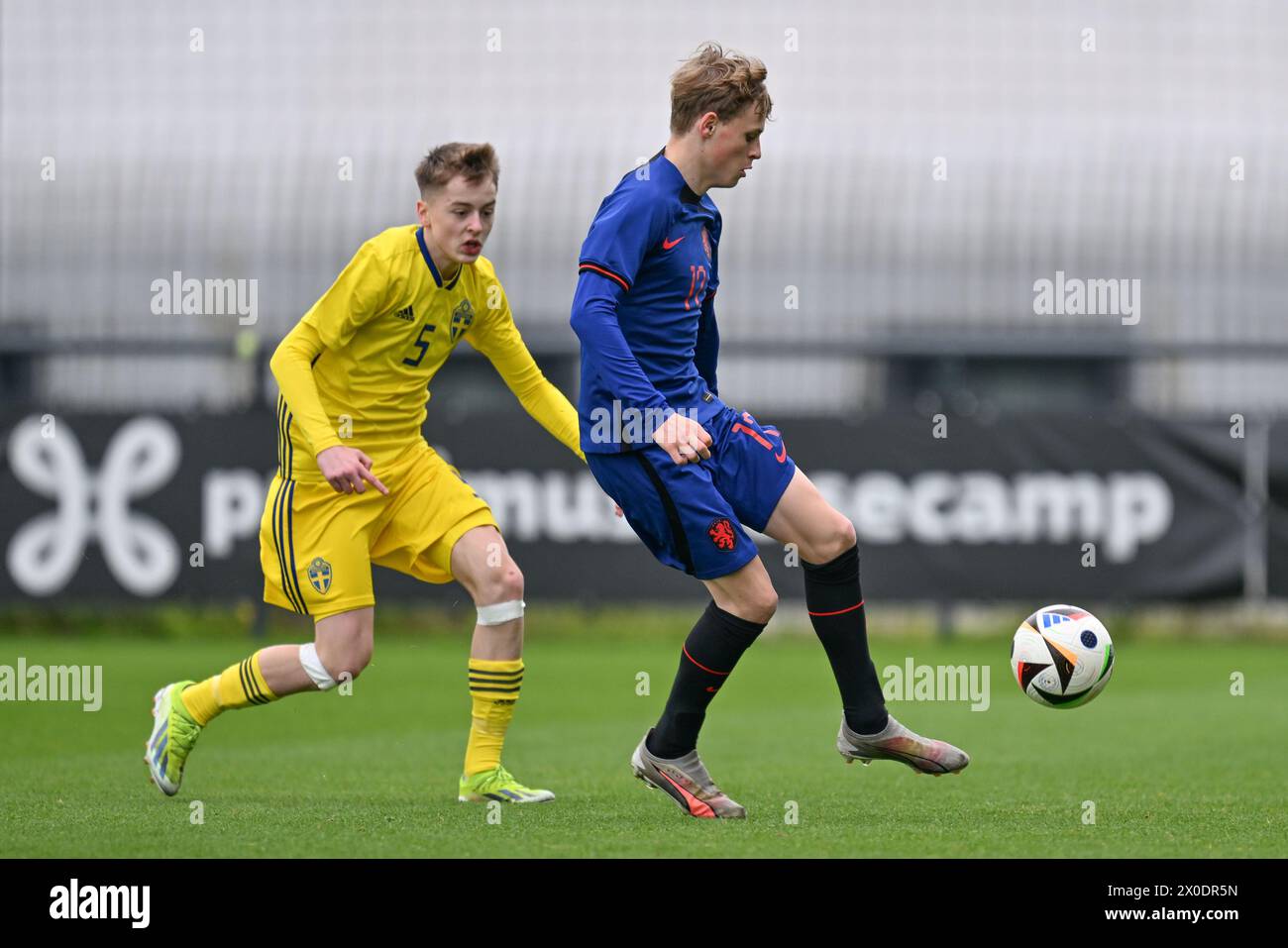 Gabriel Granberg (5 ans) de Suède et Sil Blokhuis (17 ans) des pays-Bas photographiés lors d'un match amical de football entre les équipes nationales de Suède et des pays-Bas de moins de 16 ans futures le jeudi 11 avril 2024 à Tubize , Belgique . PHOTO SPORTPIX | David Catry Banque D'Images