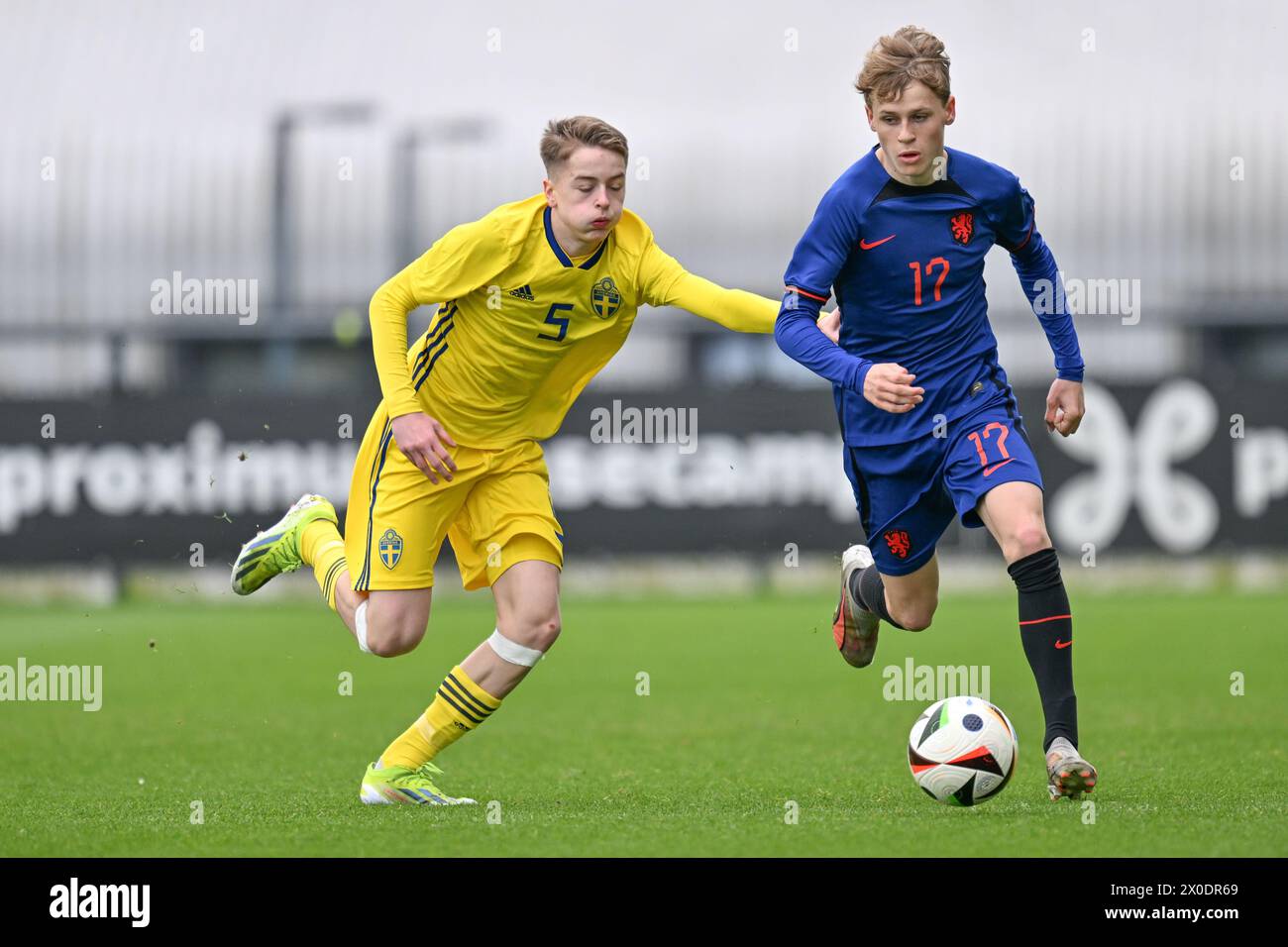 Gabriel Granberg (5) de Suède a défendu Sil Blokhuis (17) des pays-Bas lors d'un match amical de football entre les équipes nationales de Suède et des pays-Bas de moins de 16 ans futures le jeudi 11 avril 2024 à Tubize , Belgique . PHOTO SPORTPIX | David Catry Banque D'Images