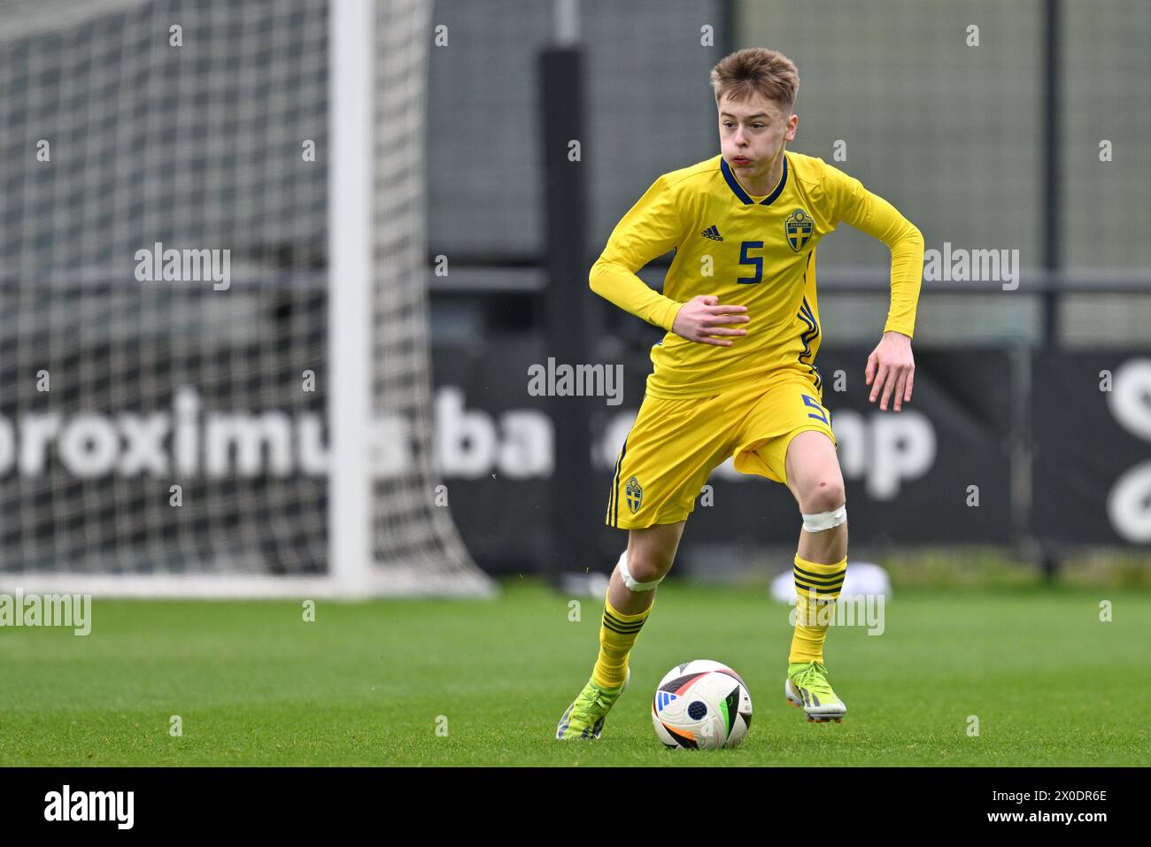Gabriel Granberg (5) de Suède photographié lors d'un match amical de football entre les équipes nationales de Suède et des pays-Bas de moins de 16 ans futures le jeudi 11 avril 2024 à Tubize , Belgique . PHOTO SPORTPIX | David Catry Banque D'Images