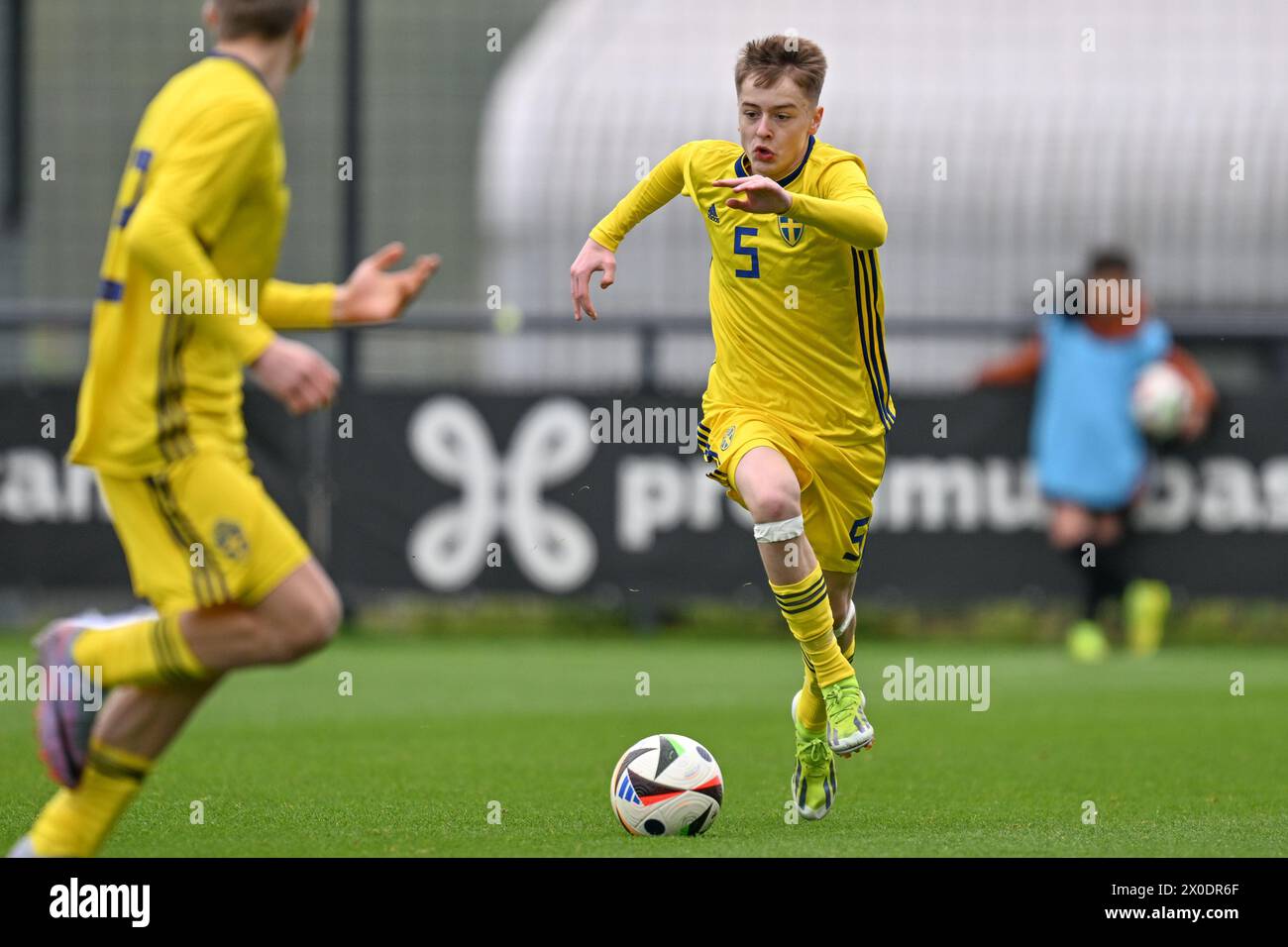Gabriel Granberg (5) de Suède photographié lors d'un match amical de football entre les équipes nationales de Suède et des pays-Bas de moins de 16 ans futures le jeudi 11 avril 2024 à Tubize , Belgique . PHOTO SPORTPIX | David Catry Banque D'Images