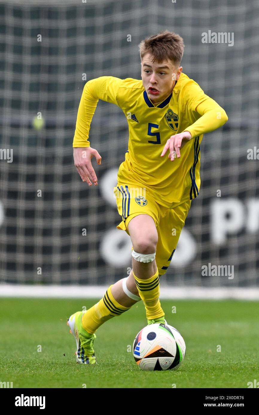 Gabriel Granberg (5) de Suède photographié lors d'un match amical de football entre les équipes nationales de Suède et des pays-Bas de moins de 16 ans futures le jeudi 11 avril 2024 à Tubize , Belgique . PHOTO SPORTPIX | David Catry Banque D'Images