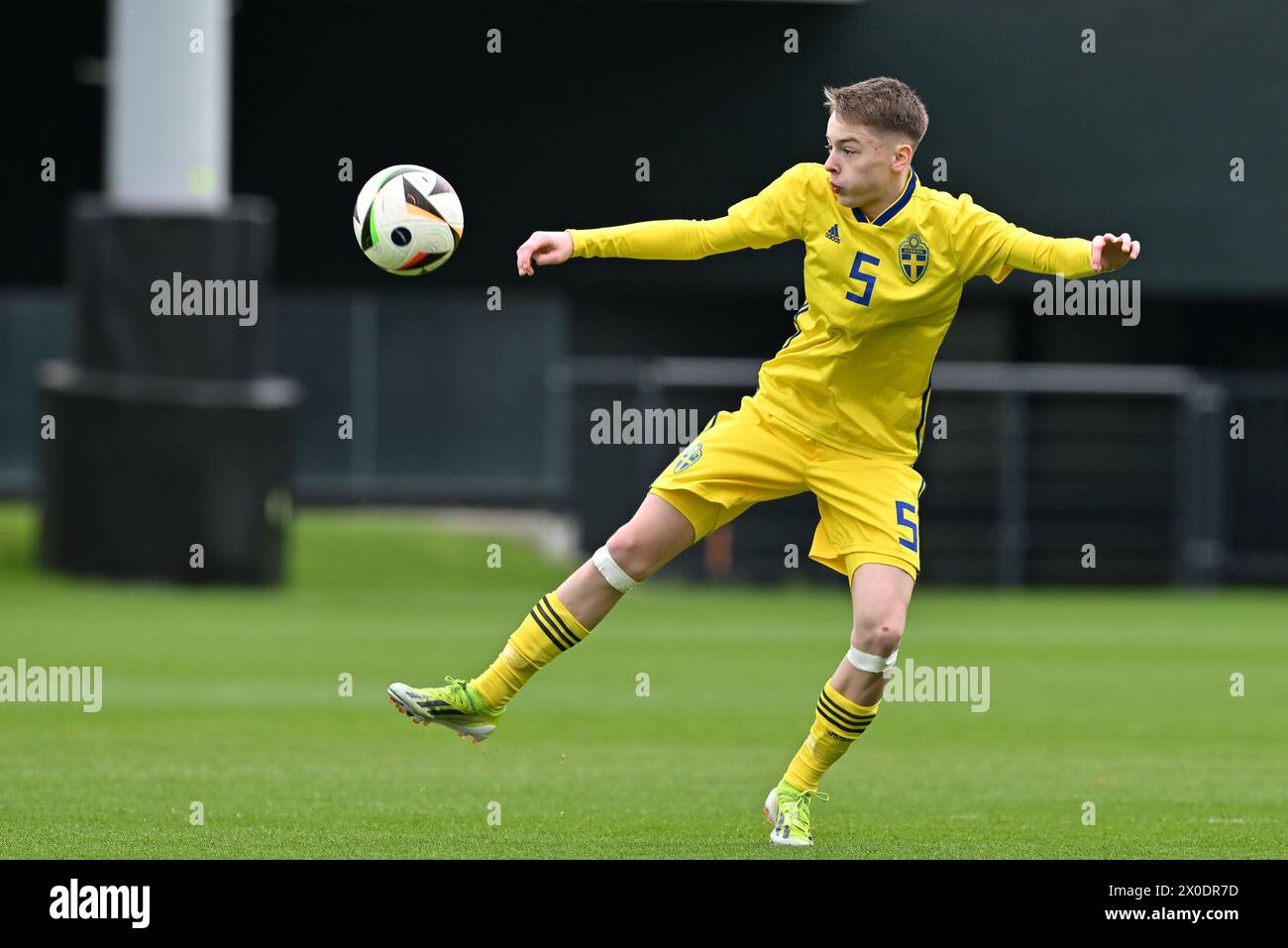 Gabriel Granberg (5) de Suède photographié lors d'un match amical de football entre les équipes nationales de Suède et des pays-Bas de moins de 16 ans futures le jeudi 11 avril 2024 à Tubize , Belgique . PHOTO SPORTPIX | David Catry Banque D'Images