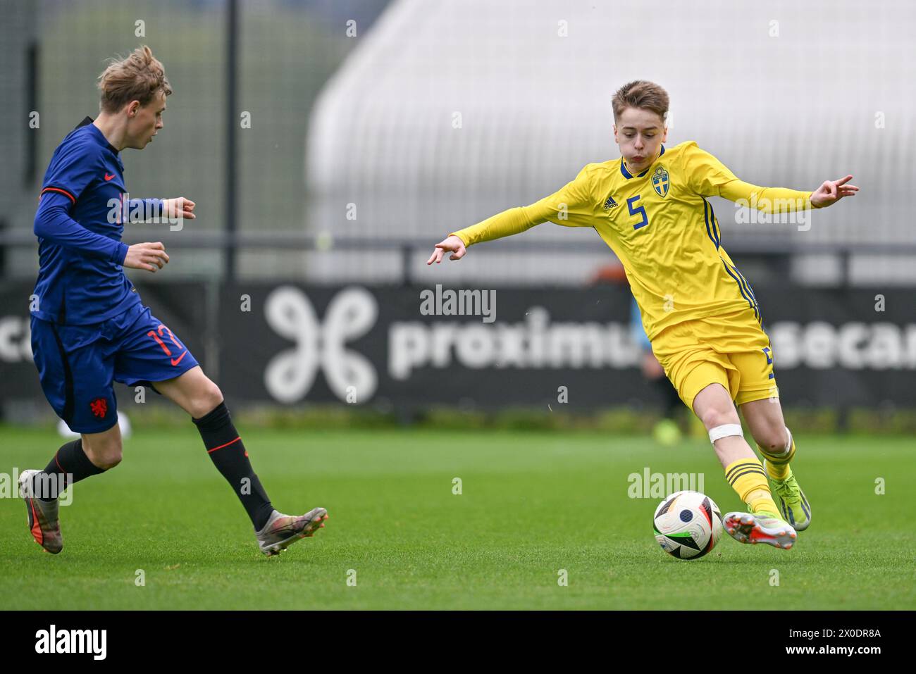 SIL Blokhuis (17 ans), des pays-Bas, a défendu contre Gabriel Granberg (5 ans), de Suède, lors d'un match amical entre les équipes nationales de Suède et des pays-Bas de moins de 16 ans futures, le jeudi 11 avril 2024 à Tubize , Belgique . PHOTO SPORTPIX | David Catry Banque D'Images