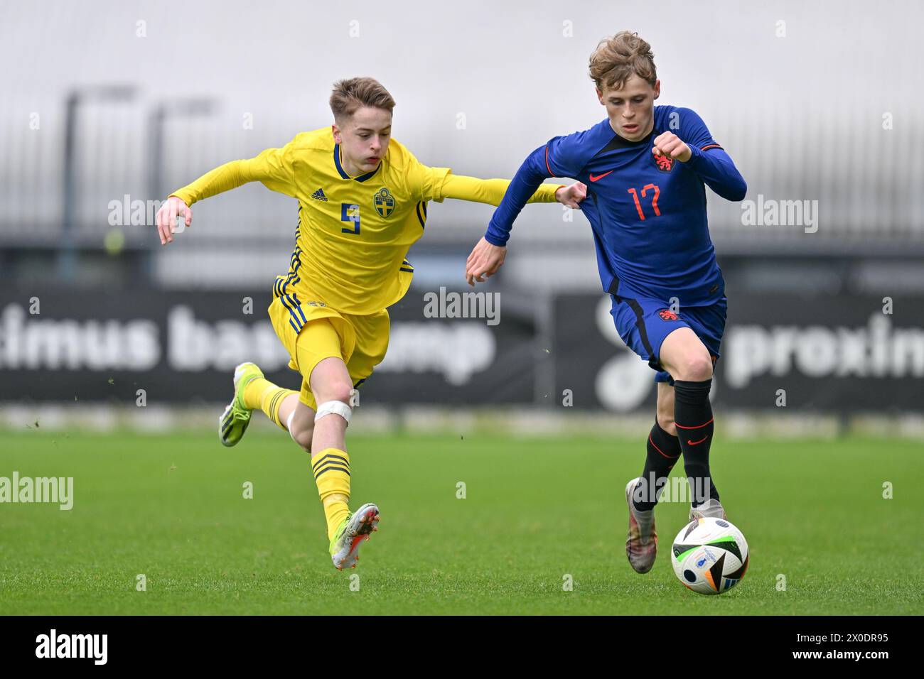 Gabriel Granberg (5 ans) de Suède et Sil Blokhuis (17 ans) des pays-Bas photographiés lors d'un match amical de football entre les équipes nationales de Suède et des pays-Bas de moins de 16 ans futures le jeudi 11 avril 2024 à Tubize , Belgique . PHOTO SPORTPIX | David Catry Banque D'Images