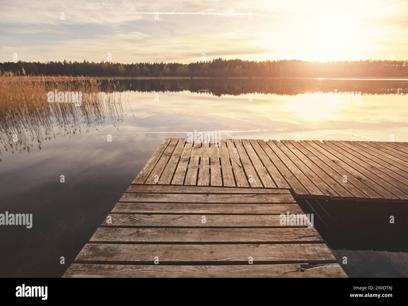 Jetée sur un lac au coucher du soleil, Voïvodie de Poméranie occidentale, Pologne. Banque D'Images