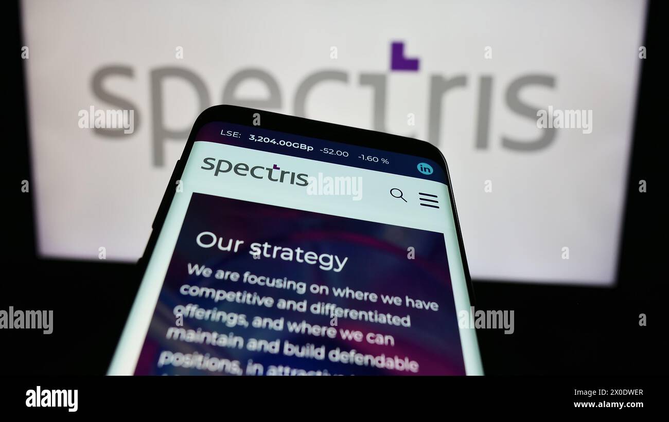 Smartphone avec le site Web de la société britannique d'instrumentation de précision Spectris plc devant le logo de l'entreprise. Concentrez-vous sur le coin supérieur gauche de l'écran du téléphone. Banque D'Images