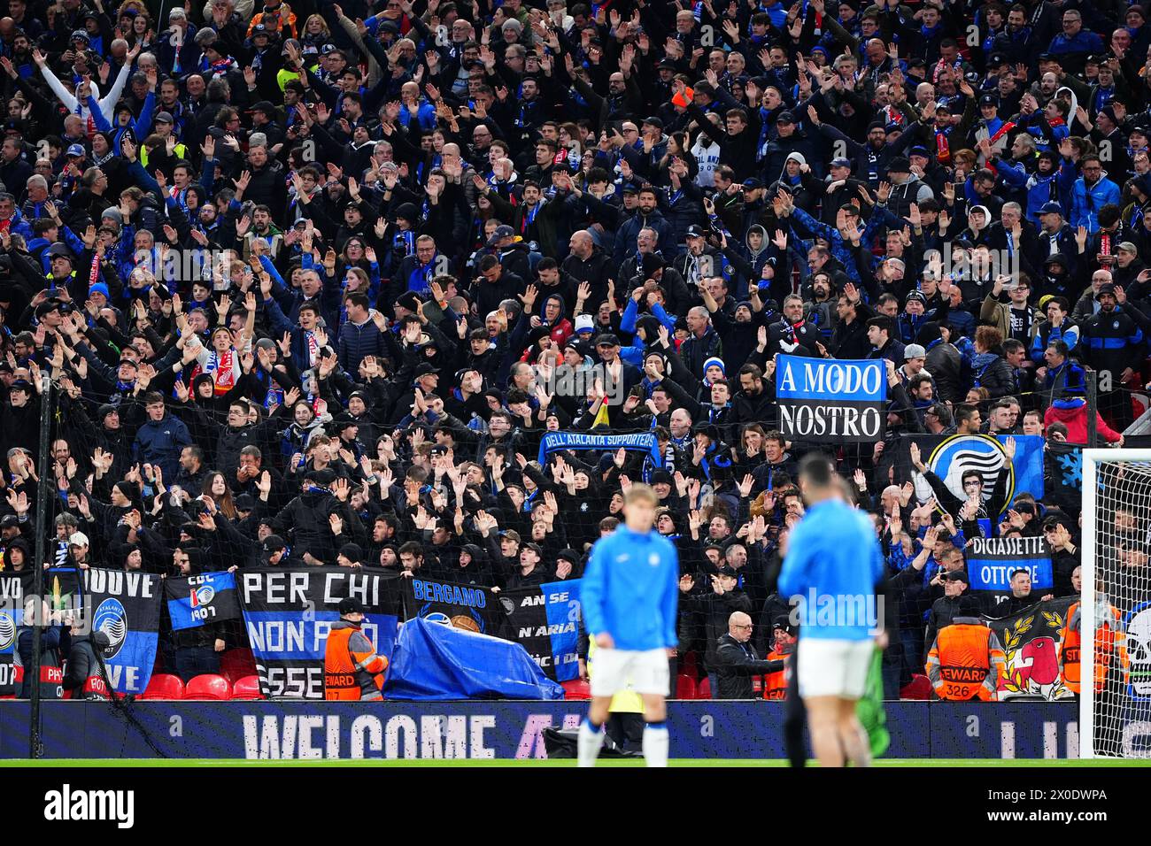 Les fans d'Atalanta montrent leur soutien dans les tribunes avant le match de quart de finale de l'UEFA Europa League, première manche à Anfield, Liverpool. Date de la photo : jeudi 11 avril 2024. Banque D'Images
