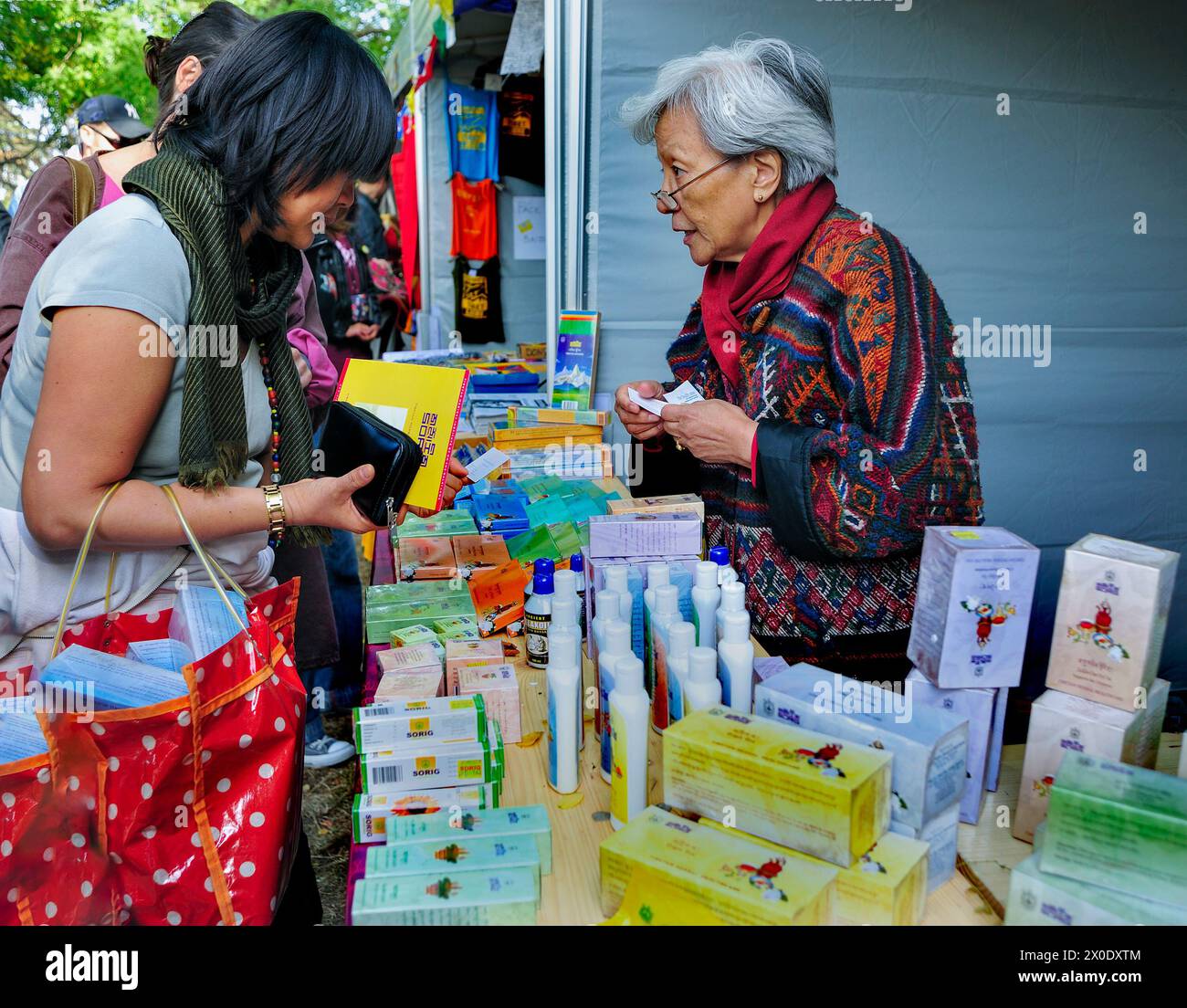 Paris, France - femme senior travaillant au Festival Tibetian, vente de cosmétiques et médicaments Tibetian Made, à bois de Vincennes, PS-52378 Banque D'Images