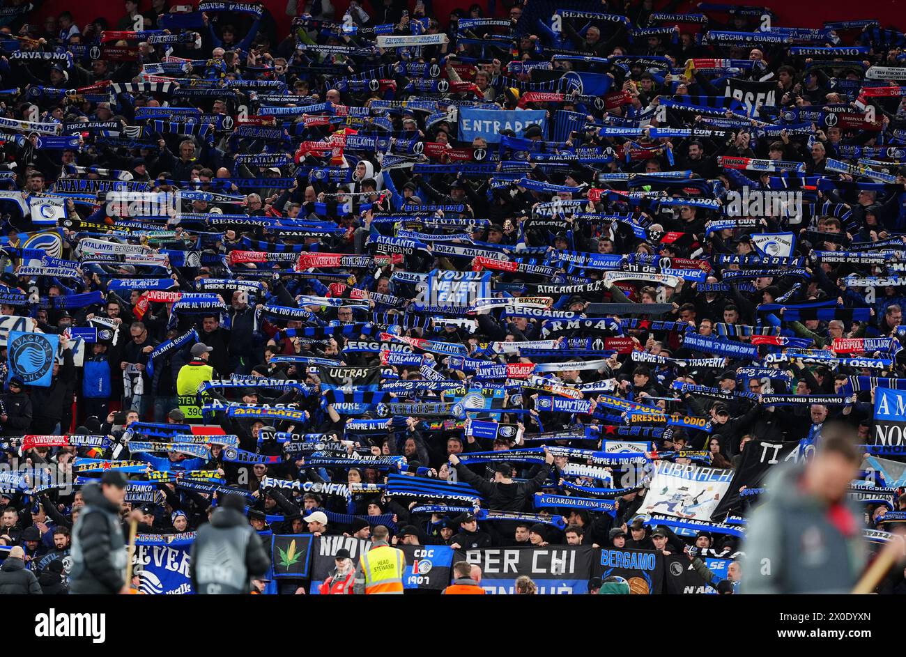 Les fans d'Atalanta montrent leur soutien dans les tribunes avant le match de quart de finale de l'UEFA Europa League, première manche à Anfield, Liverpool. Date de la photo : jeudi 11 avril 2024. Banque D'Images