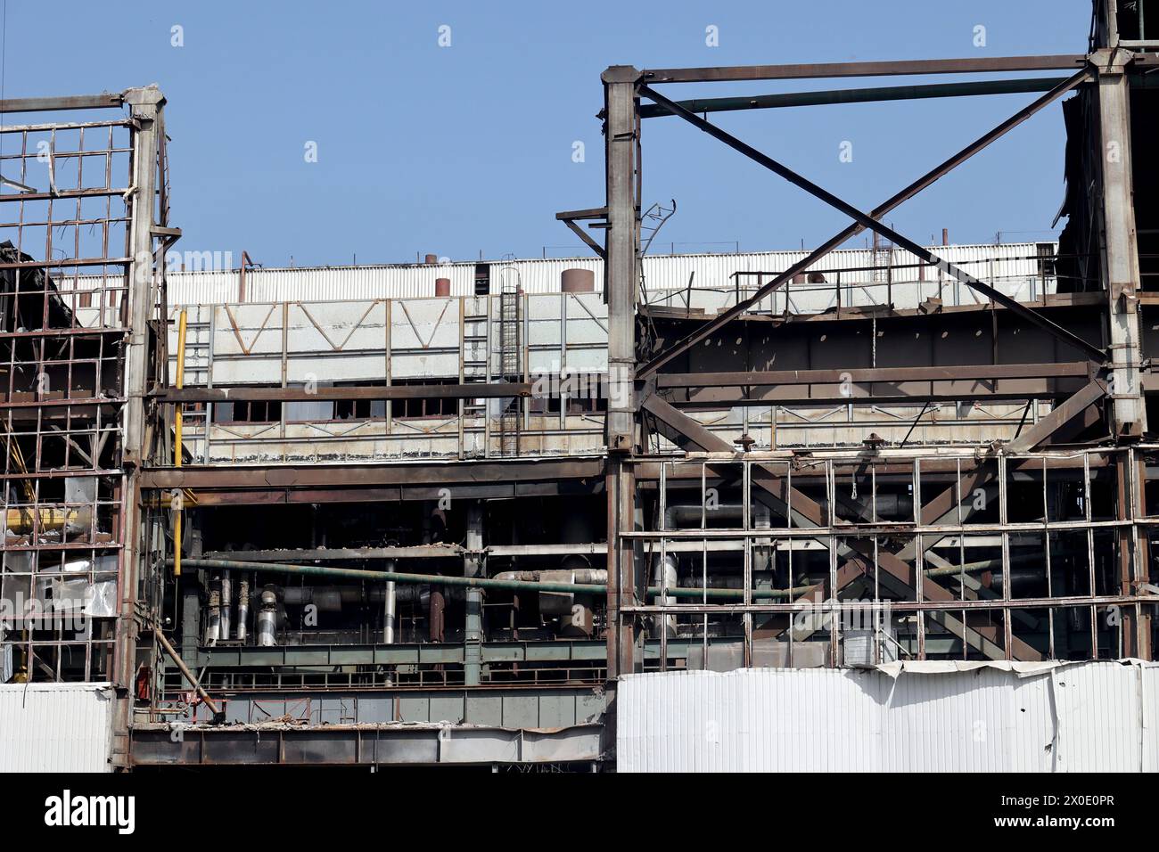 RÉGION DE KHARKIV, UKRAINE - 11 AVRIL 2024 - la centrale de cogénération de chaleur et d'électricité de Kharkiv est endommagée par des bombardements russes, dans la région de Kharkiv, dans le nord-est de l'Ukraine. Banque D'Images