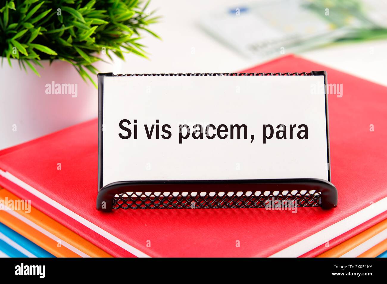 Si vis pacem, para bellum. Phrase latine signifiant si vous voulez la paix, préparez-vous à la guerre. sur des cartes de visite blanches dans la livraison sur un fond clair Banque D'Images