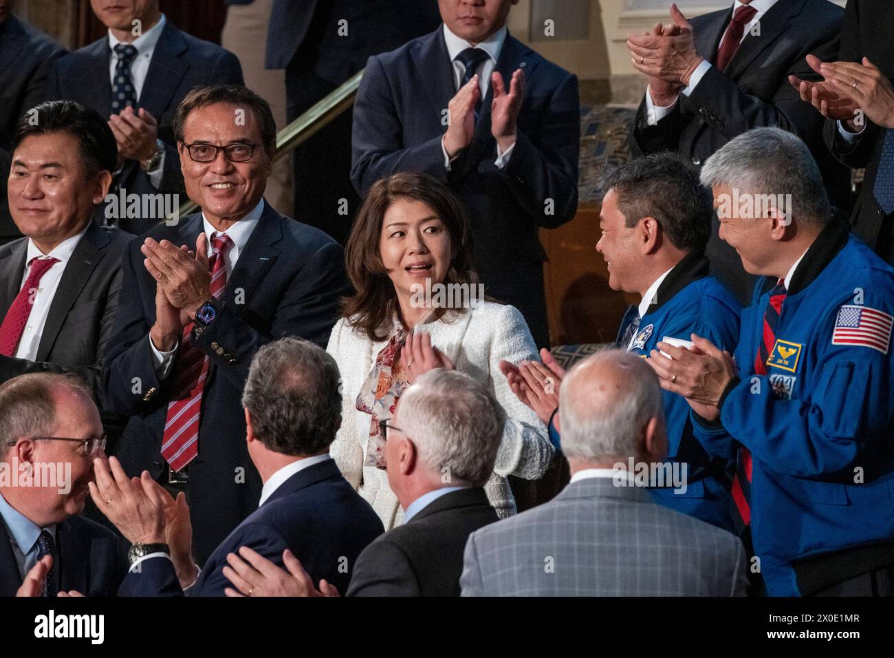 Washington, Vereinigte Staaten. 11 avril 2024. Les astronautes japonais Daniel Tani et Akihiko Hoshide, à droite, applaudissent Yuko Kishida, au centre, épouse du premier ministre japonais Kishida Fumio, alors qu’il s’adresse à une session conjointe du Congrès des États-Unis dans la Chambre des représentants des États-Unis au Capitole des États-Unis à Washington, DC, le jeudi 11 avril 2024. Crédit : Rod Lamkey/CNP/dpa/Alamy Live News Banque D'Images