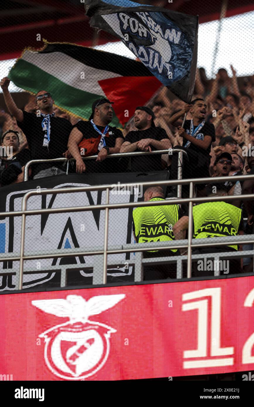 Lisbonne, Portugal. 11 avril 2024. Lisbonne, 04/11/2024 - Sport Lisboa e Benfica a accueilli l'Olympique de Marseille ce soir au stade Luz de Lisbonne lors de la 1ère manche des quarts de finale de l'Europa League 2023/2024. Fans et pom-pom-pom marseillais dans les tribunes de la Estádio da Luz (Gerardo Santos/Global Imagens) crédit : Atlantico Press/Alamy Live News Banque D'Images