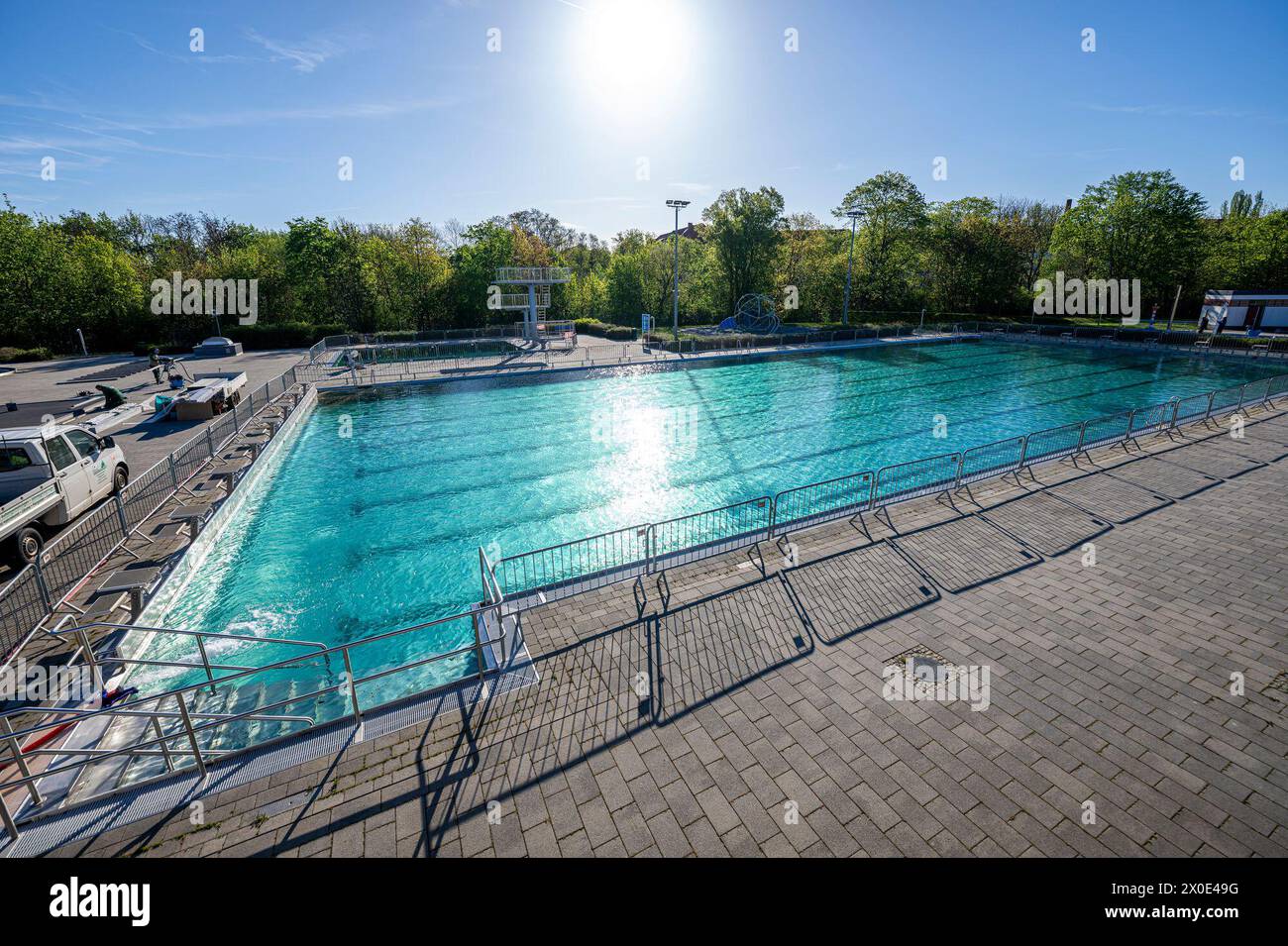 Erfurt, Allemagne. 11 avril 2024. La piscine du Nordbad d'Erfurt est encore clôturée pendant les préparatifs de la saison. Crédit : Jacob Schröter/dpa/Alamy Live News Banque D'Images
