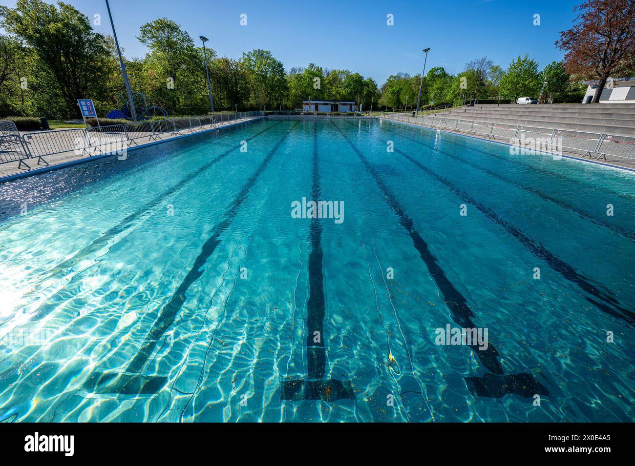 Erfurt, Allemagne. 11 avril 2024. La piscine du Nordbad d'Erfurt est remplie pendant les préparatifs de la saison. Crédit : Jacob Schröter/dpa/Alamy Live News Banque D'Images