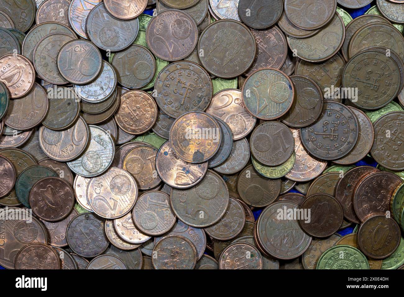 Plusieurs pièces en centimes d'euros ont été empilées les unes sur les autres Banque D'Images