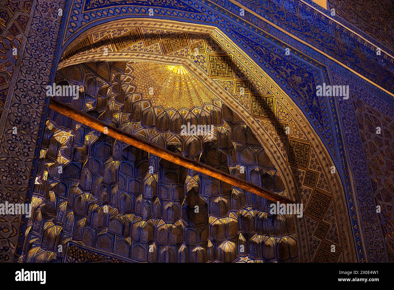 À l'intérieur du mausolée, des niches profondes et divers muqarnas décoratifs. Mausolée Gur-e-Amir érigé à l'initiative et aux frais de Timur en 1404 Banque D'Images