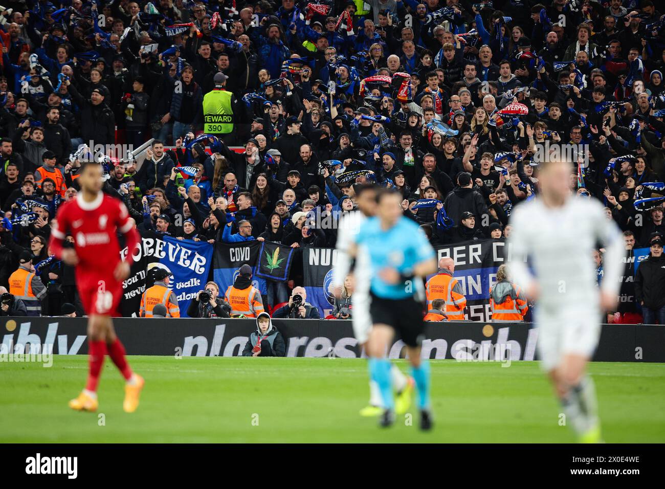 LIVERPOOL, Royaume-Uni - 11 avril 2024 : les fans d'Atalanta BC célèbrent leur premier but lors du match de 1ère manche en quart de finale de l'UEFA Europa League entre Liverpool FC et Atalanta BC au stade Anfield (crédit : Craig Mercer/ Alamy Live News) Banque D'Images