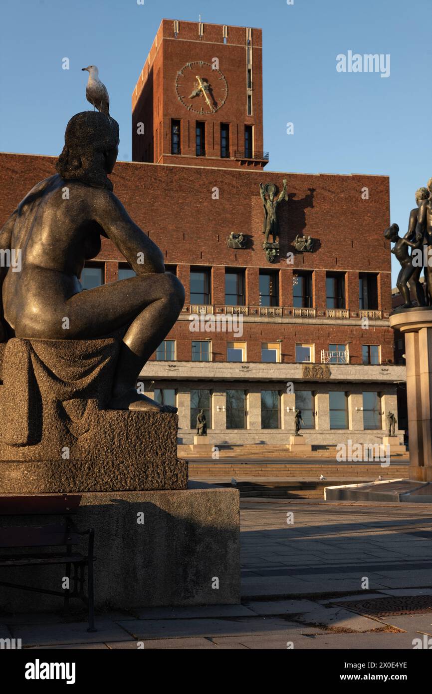 Statues à Rådhusplassen, Oslo, Norvège. Rådhusplassen (« la place de l'hôtel de ville ») est une place située entre l'hôtel de ville d'Oslo et le fjord Oslofjord à Vika. Banque D'Images