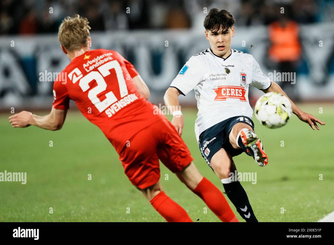 Eric Kahl, AGF (R) et Daniel Svensson, FC Nordsjaelland, rivalisent pour le ballon lors du match retour en demi-finale de Coupe entre AGF et FC Nordsjaelland à Ceres Park à Aarhus 11. Avril 2024. (Photo : Thomas Traasdahl/Scanpix 2024) Banque D'Images