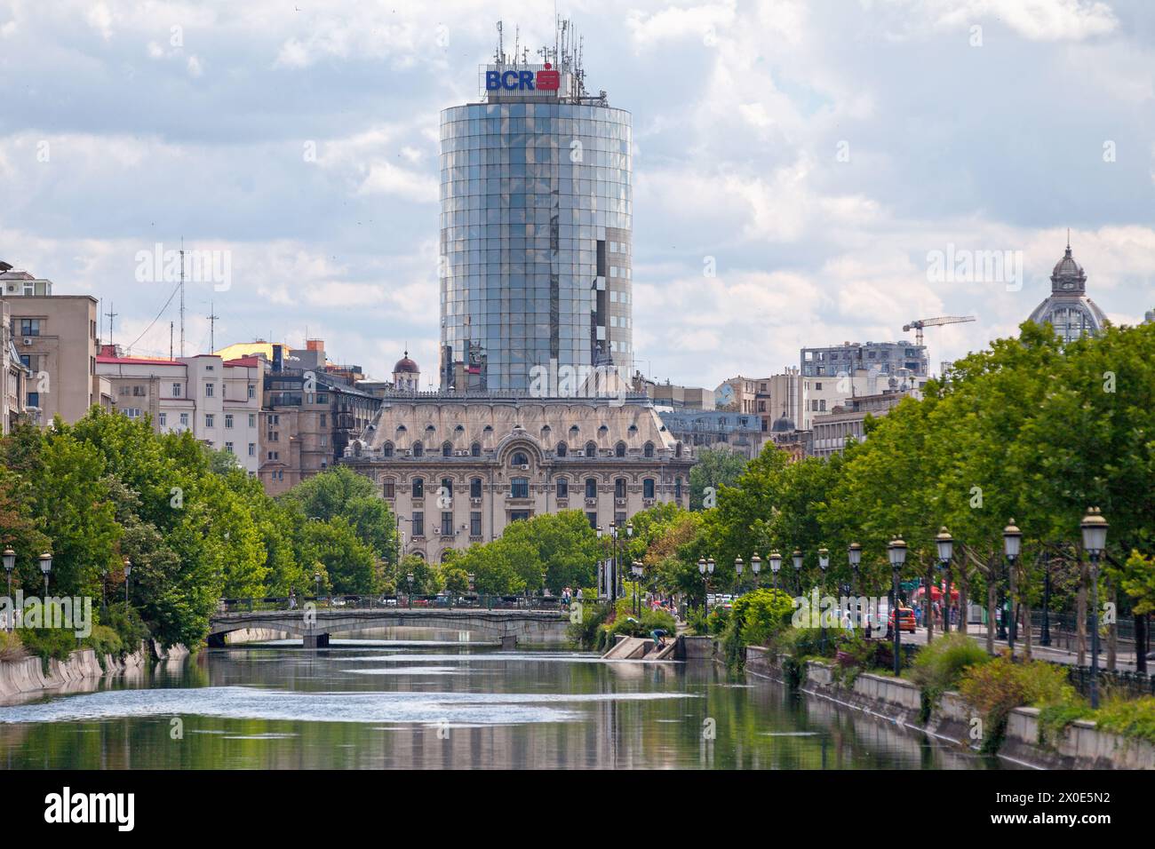 Bucarest, Roumanie - 24 juin 2018 : Pont traversant la rivière Dambovita avec l'inspection générale de la police roumaine et la Bucarest Financial PL Banque D'Images