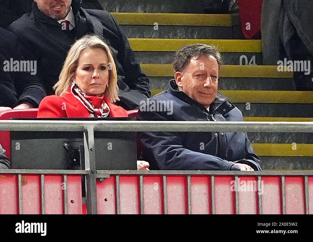 Tom Werner, propriétaire de Liverpool, avec sa femme Jennifer Ashton dans les tribunes lors du match des quarts de finale de l'UEFA Europa League à Anfield, Liverpool. Date de la photo : jeudi 11 avril 2024. Banque D'Images