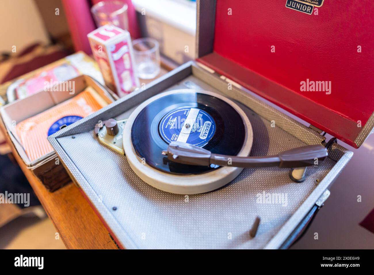 Tourne-disque portable Dansette avec un disque de 45 tours/minute Banque D'Images