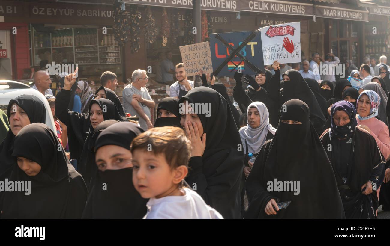 Sanliurfa, Turquie - 14 octobre 2022 : des musulmans religieux défilent lors d'une manifestation anti-LGBT. Des centaines de personnes ont assisté avec des panneaux qui lisent pro Banque D'Images