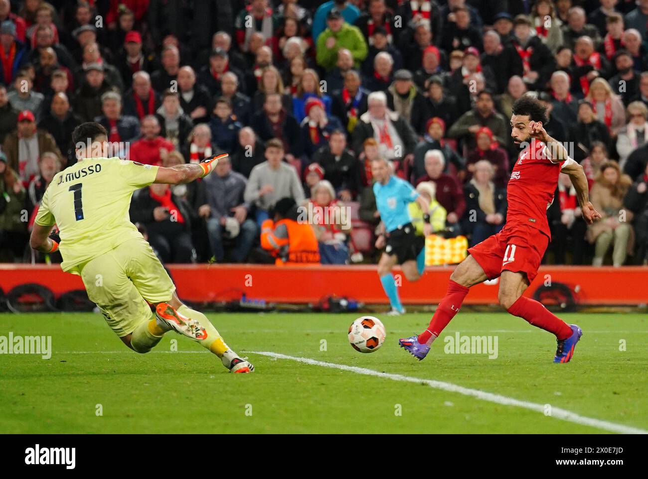 Mohamed Salah de Liverpool marque, mais le but est exclu pour hors-jeu lors du match de quart de finale de l'UEFA Europa League, match de première manche à Anfield, Liverpool. Date de la photo : jeudi 11 avril 2024. Banque D'Images