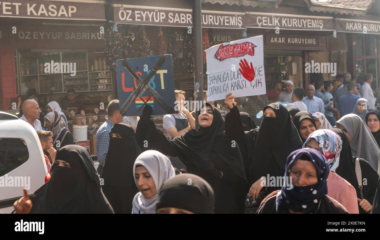Sanliurfa, Turquie - 14 octobre 2022 : des musulmans religieux défilent lors d'une manifestation anti-LGBT. Des centaines de personnes ont assisté avec des panneaux qui lisent pro Banque D'Images