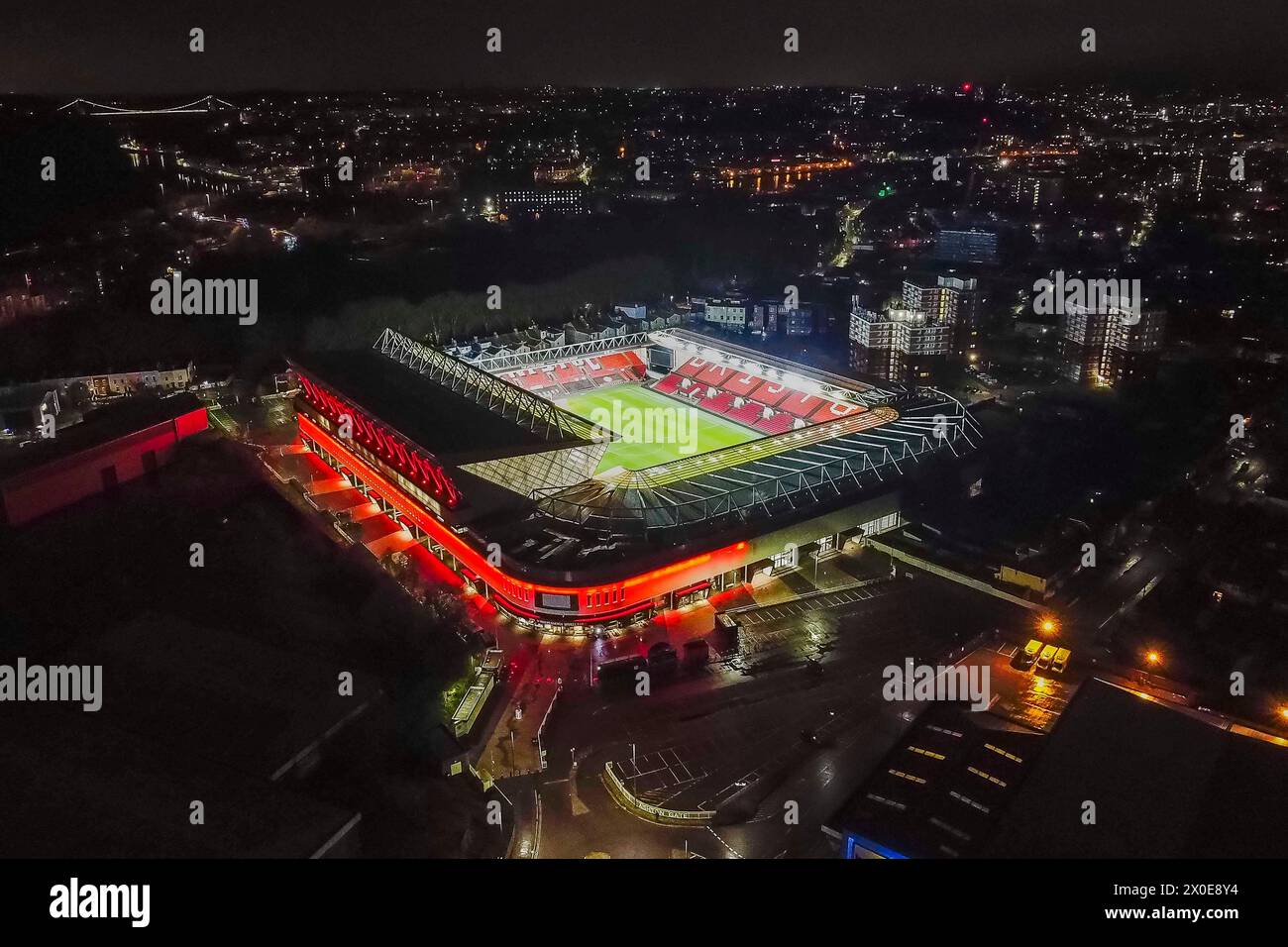 Vue aérienne générale d'un stade Ashton Gate illuminé, domicile de l'équipe de championnat de la Ligue anglaise de football Bristol City et du club de rugby Bristol Bears. Banque D'Images