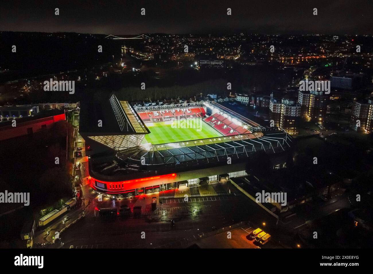 Vue aérienne générale d'un stade Ashton Gate illuminé, domicile de l'équipe de championnat de la Ligue anglaise de football Bristol City et du club de rugby Bristol Bears. Banque D'Images