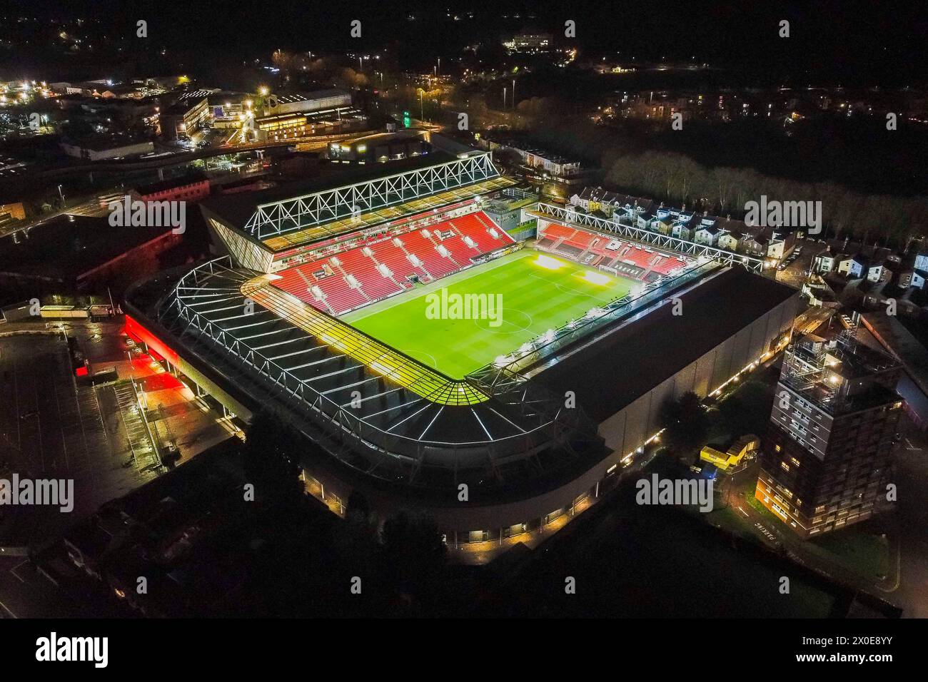 Vue aérienne générale d'un stade Ashton Gate illuminé, domicile de l'équipe de championnat de la Ligue anglaise de football Bristol City et du club de rugby Bristol Bears. Banque D'Images