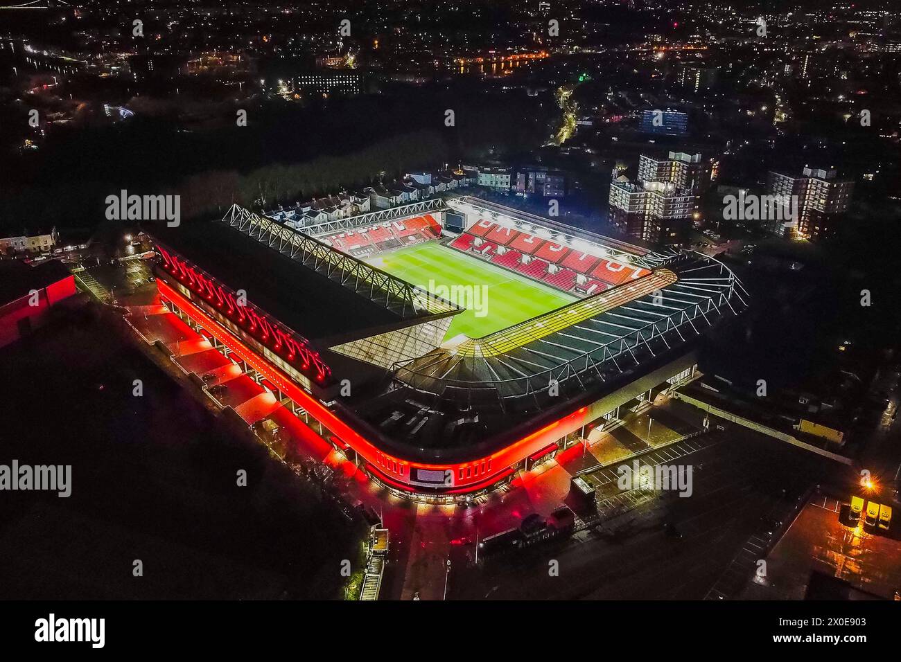 Vue aérienne générale d'un stade Ashton Gate illuminé, domicile de l'équipe de championnat de la Ligue anglaise de football Bristol City et du club de rugby Bristol Bears. Banque D'Images