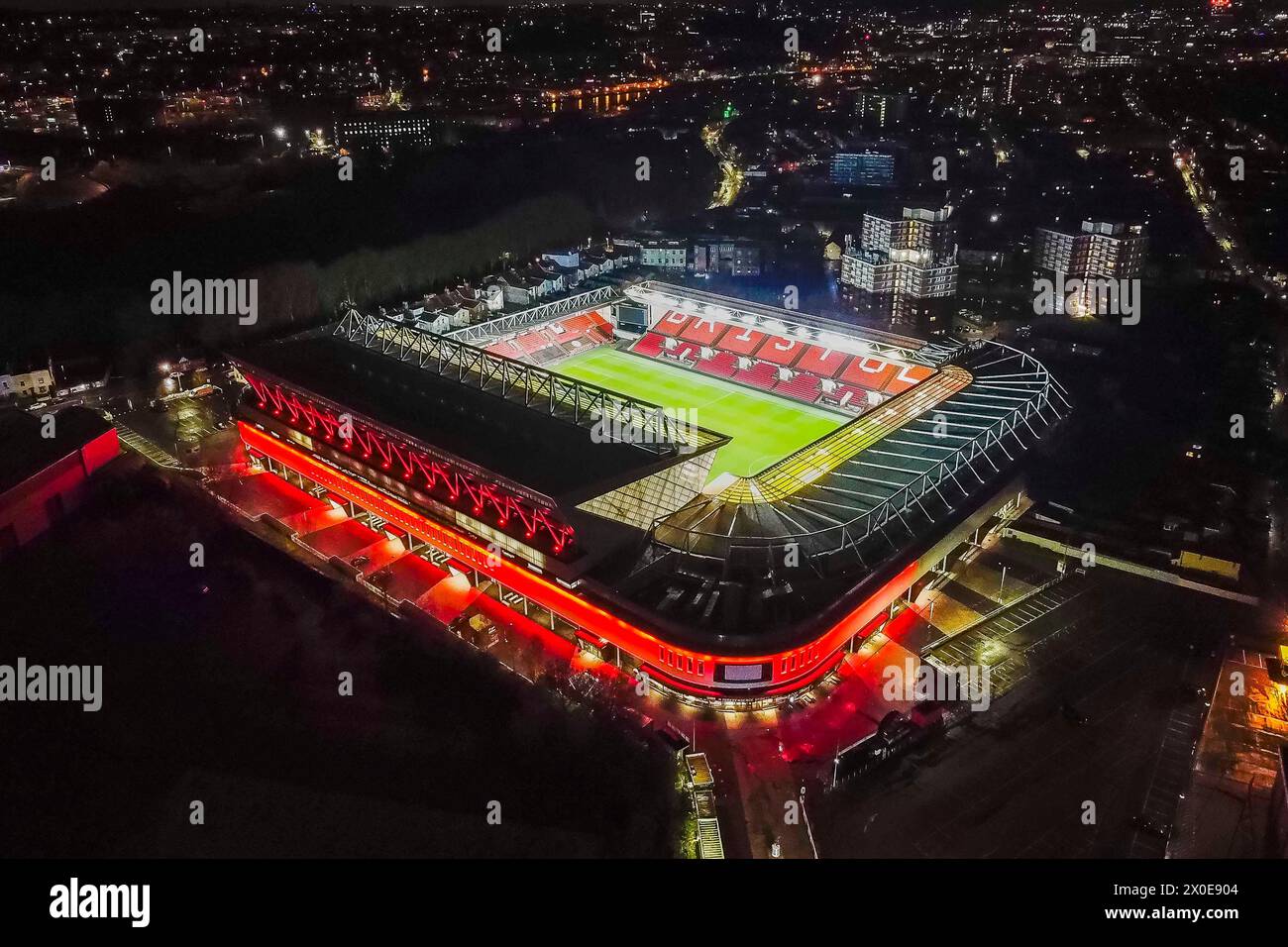 Vue aérienne générale d'un stade Ashton Gate illuminé, domicile de l'équipe de championnat de la Ligue anglaise de football Bristol City et du club de rugby Bristol Bears. Banque D'Images