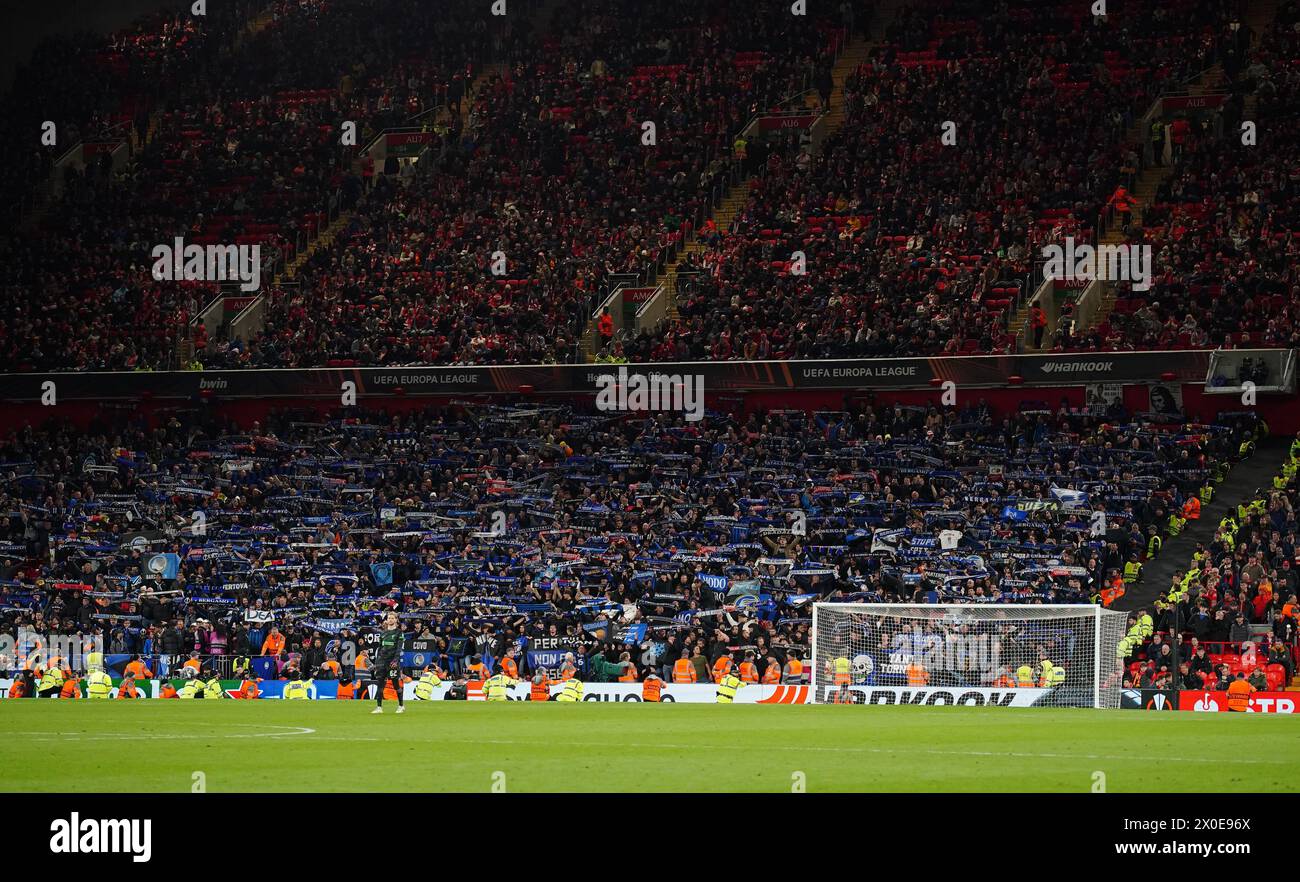 Les fans d'Atalanta dans la section à l'extérieur lors du match des quarts de finale de l'UEFA Europa League, première manche à Anfield, Liverpool. Date de la photo : jeudi 11 avril 2024. Banque D'Images
