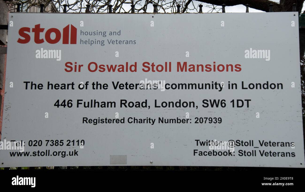 Signez pour Sir Oswald Stoll Mansions, Fulham Broadway, Chelsea, Royal Borough of Knightsbridge and Chelsea, Londres, Royaume-Uni ; communauté des vétérans ; soutien Banque D'Images