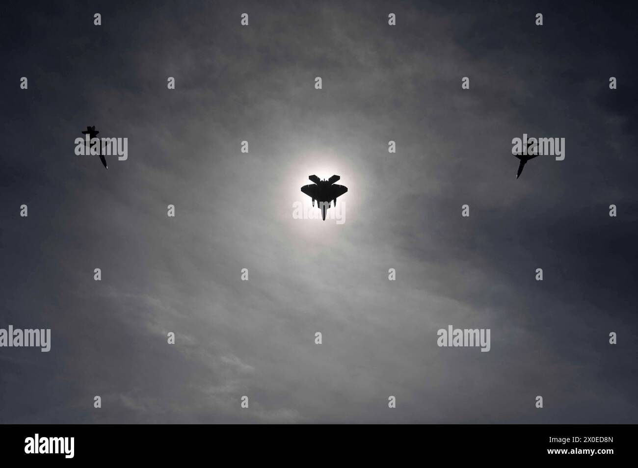 Ohio, États-Unis. 8 avril 2024. Une formation de deux T-38A talons et d'un F-22A Raptor de la 1re escadre de chasse mène des opérations de vol lors d'une éclipse solaire, le 8 avril 2024. Les avions appartiennent au 7e Escadron d'entraînement de chasse et au 27e Escadron de chasse. Les escadrons conduisaient des formations dissemblables dans un espace aérien inconnu. (Crédit image : © Matthew Coleman-Foster/U.S. Air Force/ZUMA Press Wire) À USAGE ÉDITORIAL EXCLUSIF ! Non destiné à UN USAGE commercial ! Banque D'Images