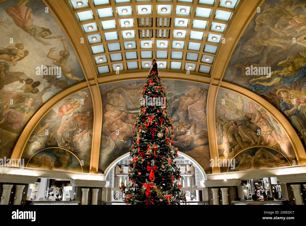 Galerias Pacifico, l'un des centres commerciaux les plus à la mode de la ville construit en 1889, avec des peintures murales ajoutées en 1945 peintes par des artistes argentins de renom Banque D'Images