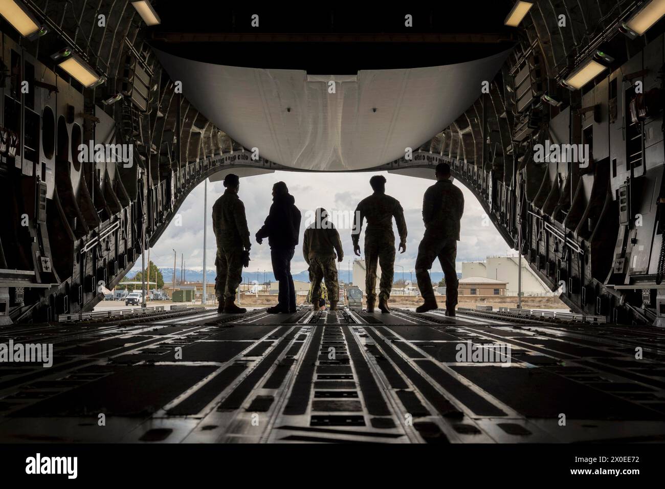 28 mars 2024 - Mountain Home Air Force base, Idaho, États-Unis - les aviateurs de l'US Air Force affectés au 366th Logistics Readiness Squadron se préparent à charger de l'équipement sur un C-17 Globemaster III à Mountain Home Air Force base, Idaho, le 28 mars 2024. La 62nd Airlift Wing transportait des aviateurs et de l'équipement de la 388th Fighter Wing lors d'un exercice d'emploi de combat agile. (Photo de Keagan Lee) (crédit image : © U.S. Air Force/ZUMA Press Wire) USAGE ÉDITORIAL SEULEMENT! Non destiné à UN USAGE commercial ! Banque D'Images