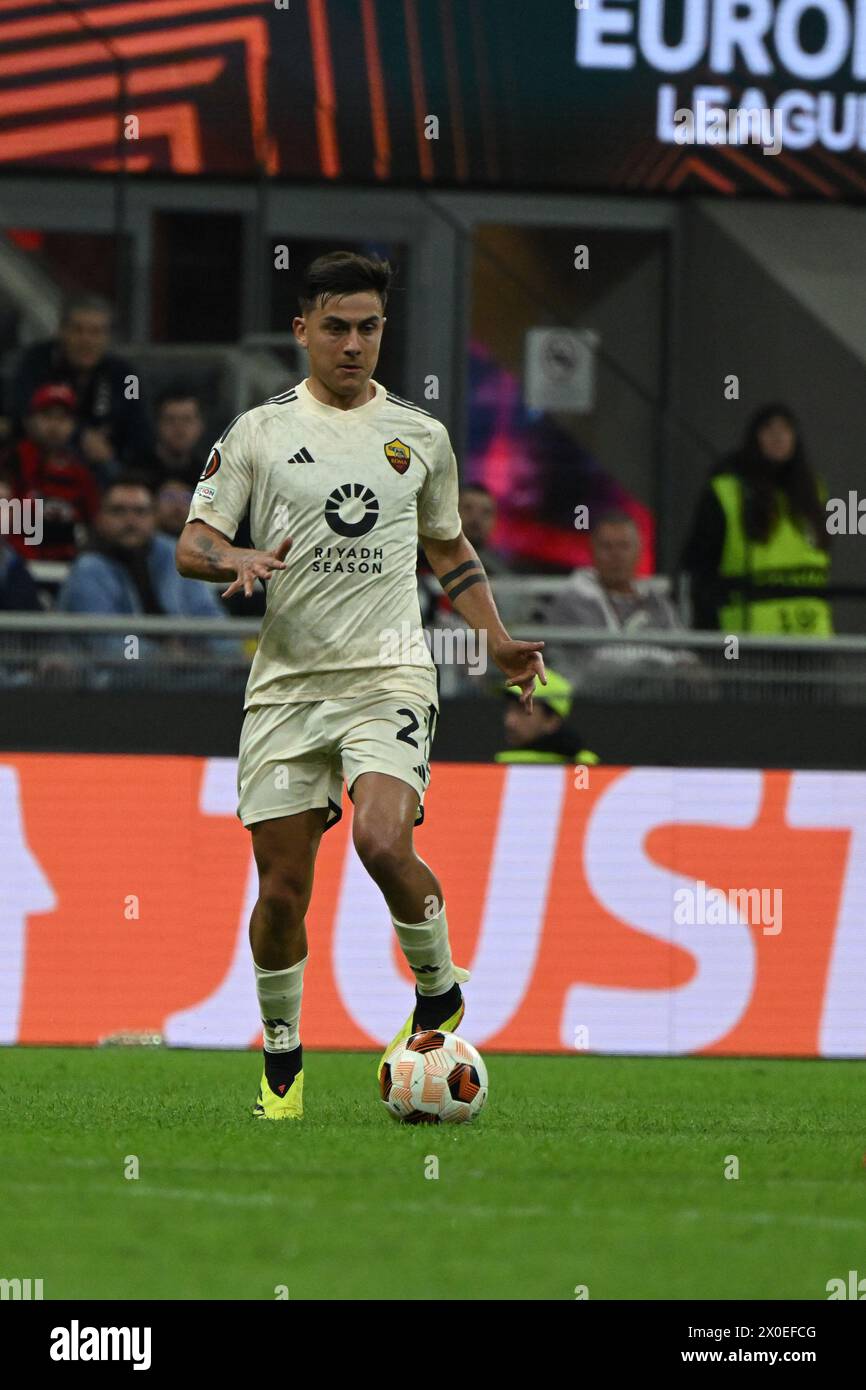 Paulo Dybala de L'AS Roma lors du match de première manche de la demi-finale de l'UEFA Europa League entre l'AC Milan et L'AS Roma le 11 avril 2024 au stade Giuseppe Meazza San Siro Siro à Milan, en Italie. Crédit : Tiziano Ballabio Banque D'Images