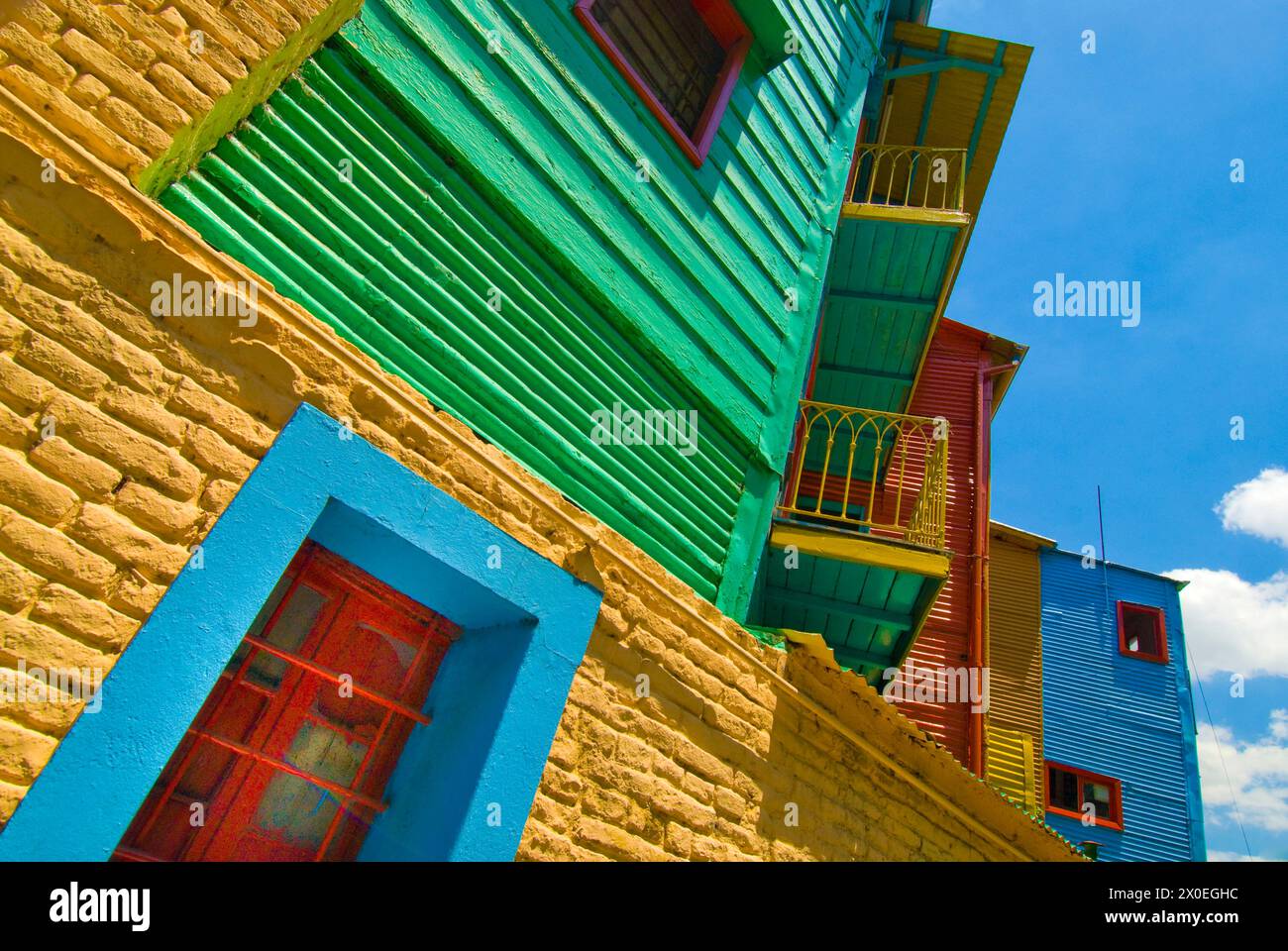 Des bâtiments colorés bordent la rue piétonne, la Caminito contenant des artistes, des danseurs de tango et des cafés dans le quartier de la Boca - Buenos Aires, Banque D'Images