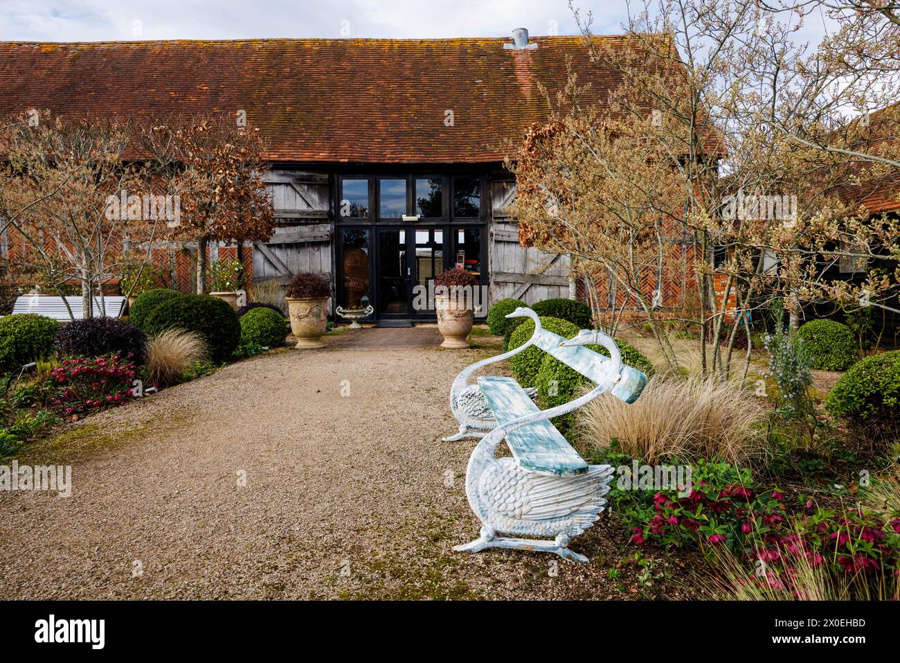 Élégant banc à col de cygne antique dans le jardin à Bix Manor, Bix, près de Henley-on-Thames, sud de l'Oxfordshire Banque D'Images