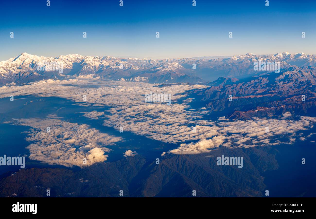 Sommets enneigés des montagnes de l'Himalaya et des contreforts près de la frontière du Bhoutan et du Népal lors d'un vol entre Katmandou et Paro Banque D'Images