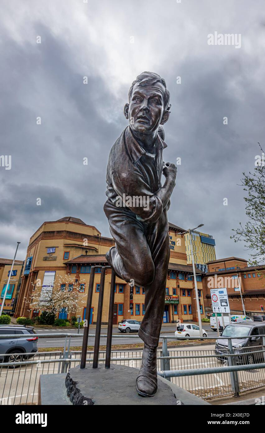 Statue du joueur de cricket, le joueur de bowling Sir Alec Bedser, sur le pont Bedser dans le centre-ville de Woking, une ville du Surrey, en Angleterre Banque D'Images