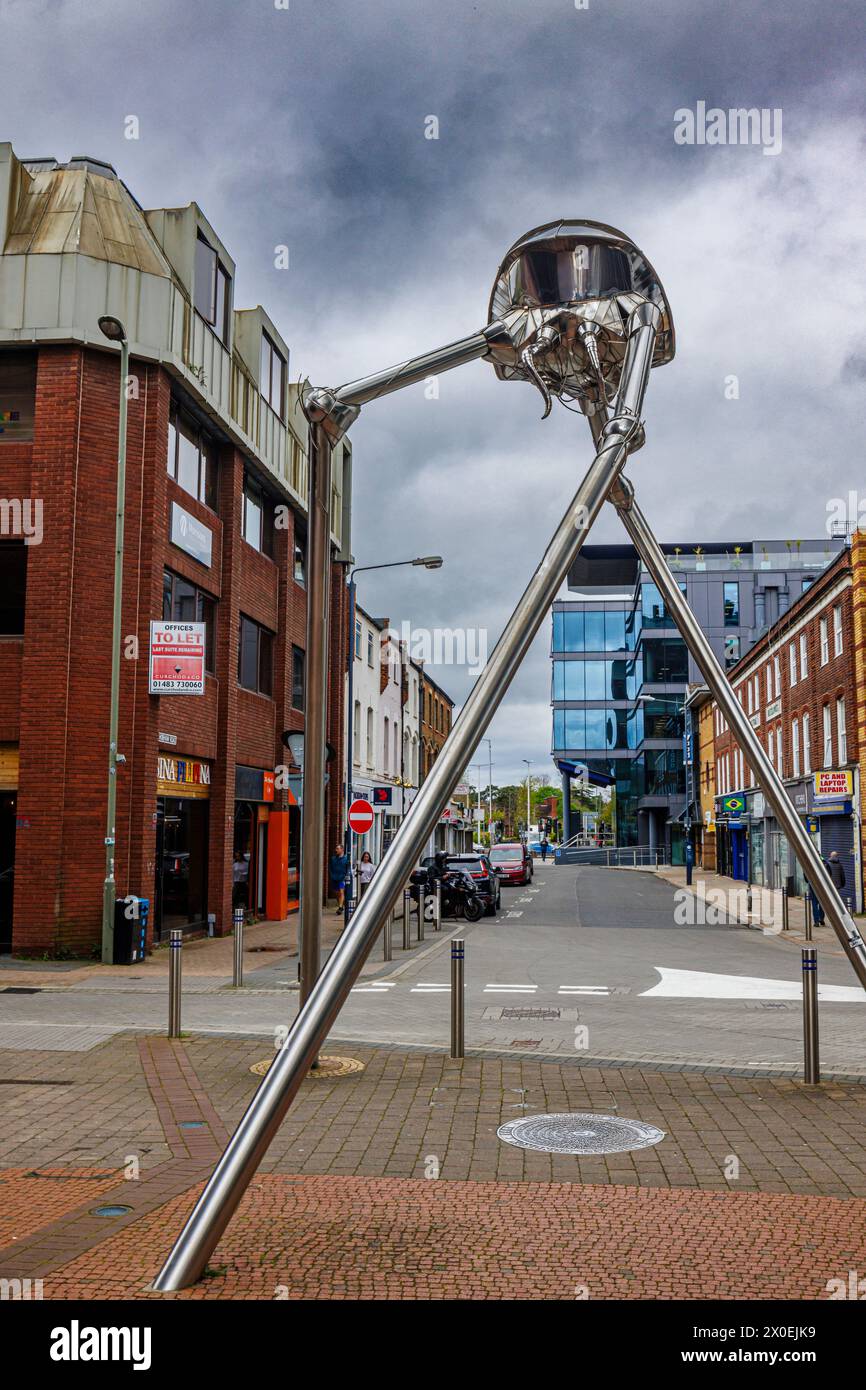 La statue martienne dans le centre-ville de Woking, une ville du Surrey, en Angleterre, extraite du roman de H G Wells 'War of the Worlds' situé à proximité de Horsell Common Banque D'Images