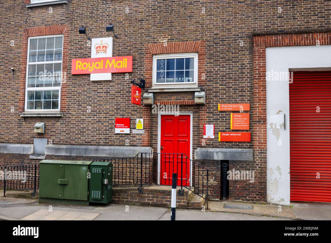 L'entrée principale du service à la clientèle de Royal mail pour la collecte de la poste et des colis dans le centre-ville de Woking, une ville du Surrey, en Angleterre Banque D'Images