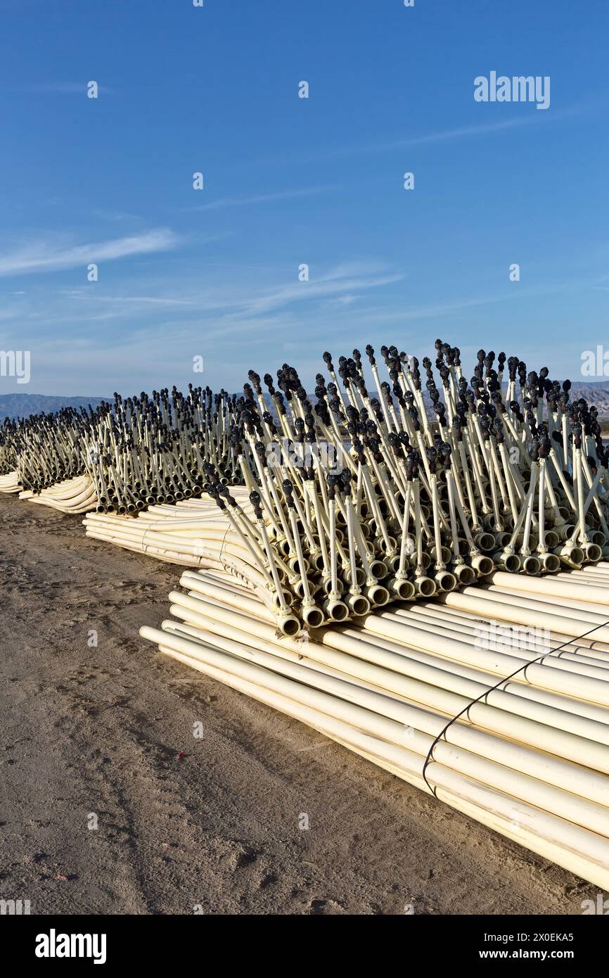 Gicleurs d'irrigation avec têtes de gicleurs en attente de plantation de grandes cultures, comté de Riverside, Californie. Banque D'Images